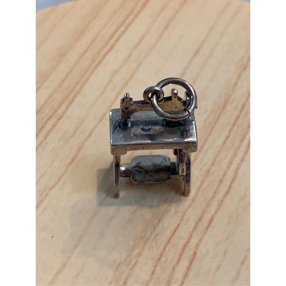 .925 Vintage Sewing Machine Sterling Silver Jewelry Charm #sew #treadle machine - Picture 3 of 6